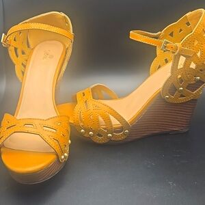 Sbicca mustard yellow wedges. Size 8